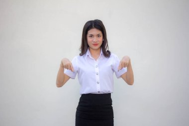 Taylandlı yetişkin öğrenci üniforması. Güzel kız işaret ediyor.