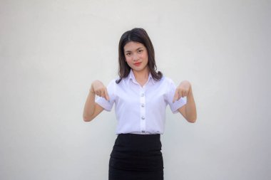 Taylandlı yetişkin öğrenci üniforması. Güzel kız işaret ediyor.