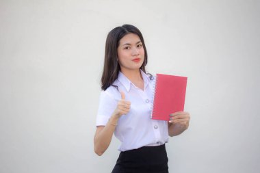 Taylandlı yetişkin öğrenci üniforması güzel kız kırmızı kitap gösteriyor.