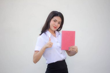 Taylandlı yetişkin öğrenci üniforması güzel kız kırmızı kitap gösteriyor.