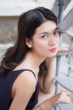 Taylandlı yetişkin bir kızın portresi rahatla ve gülümse.