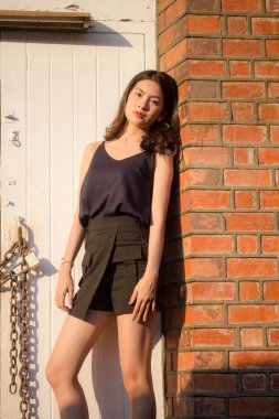 Taylandlı yetişkin bir kızın portresi rahatla ve gülümse.