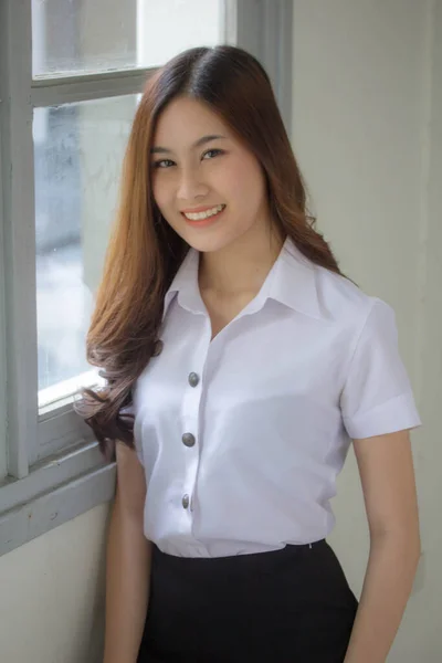 タイの成人女子大生制服美少女リラックスして笑顔 — ストック写真