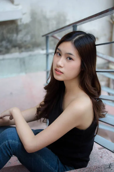 Retrato Tailandés China Adulto Hermosa Chica Negro Camisa Azul Jeans —  Fotos de Stock