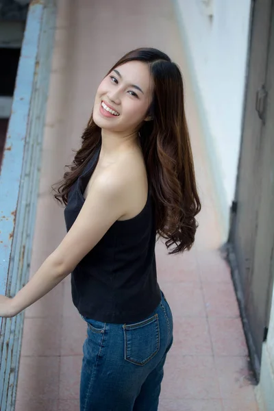 Retrato Tailandés China Adulto Hermosa Chica Negro Camisa Azul Jeans —  Fotos de Stock