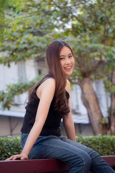 Retrato Tailandês Adulto Linda Menina Camisa Preta Jeans Azul Relaxar — Fotografia de Stock