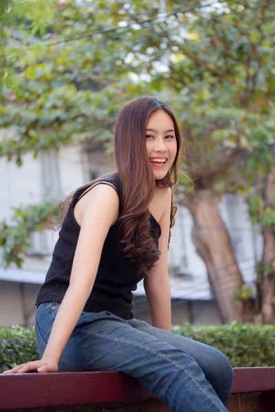 Portrét Thajské Dospělé Krásné Dívky Černá Košile Modré Džíny Relaxační — Stock fotografie