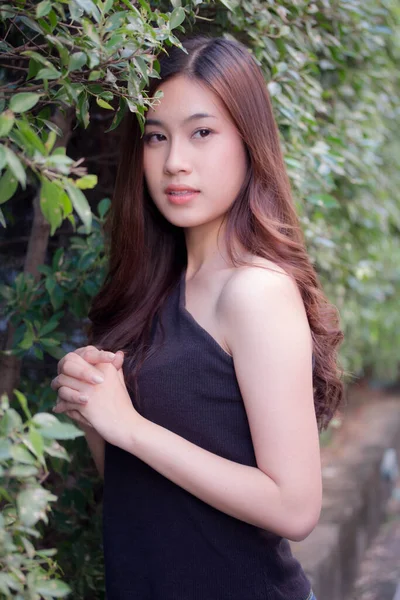 Porträtt Thai Vuxen Vacker Flicka Svart Skjorta Blå Jeans Koppla — Stockfoto