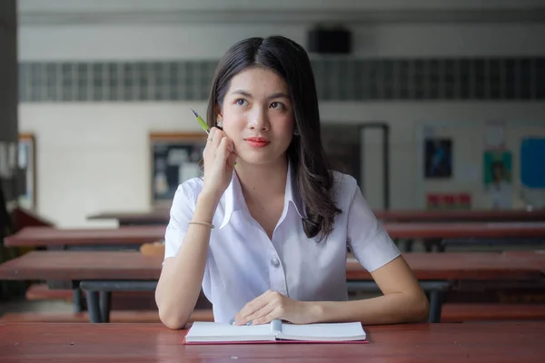 Tailandese Adulto Studente Università Uniforme Bella Ragazza Leggere Rosso Libro — Foto Stock