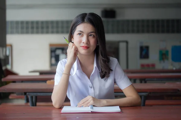 Tailandese Adulto Studente Università Uniforme Bella Ragazza Leggere Rosso Libro — Foto Stock