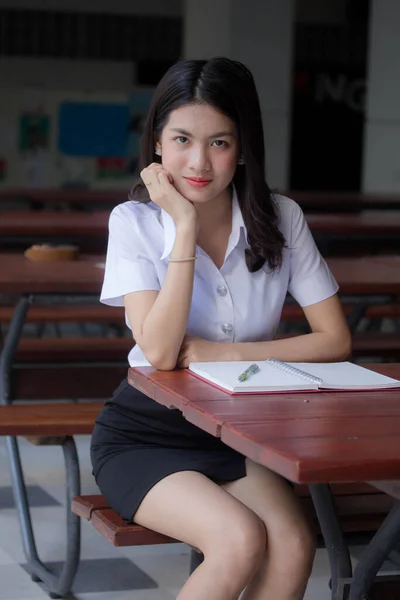 Taylandlı Yetişkin Üniversite Üniforması Güzel Kız Kırmızı Kitabı Okuyor — Stok fotoğraf