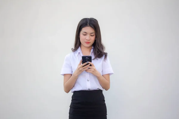 Yetişkin Öğrenci Üniforması Akıllı Telefonunu Kullanan Güzel Bir Kız — Stok fotoğraf