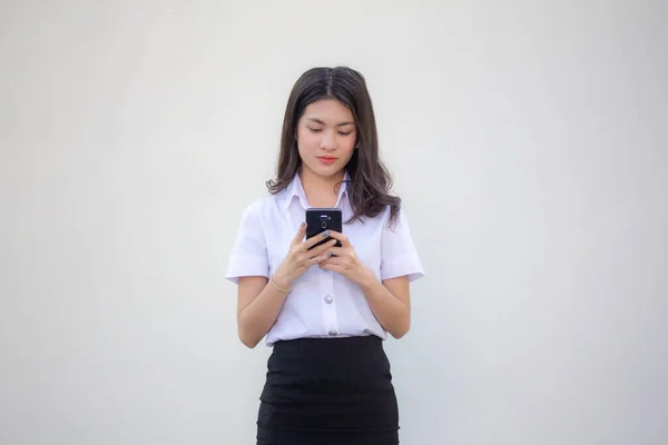 Tailandês Adulto Estudante Universidade Uniforme Bela Menina Usando Seu Telefone — Fotografia de Stock