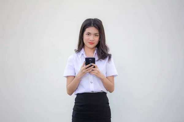 Tailandés Estudiante Adulto Universidad Uniforme Hermosa Chica Usando Teléfono Inteligente —  Fotos de Stock