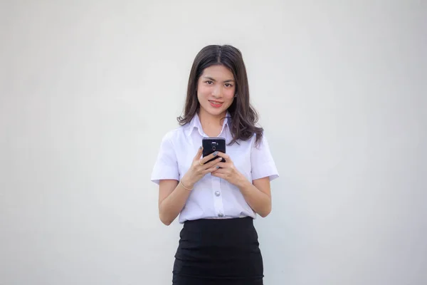 Tailandés Estudiante Adulto Universidad Uniforme Hermosa Chica Usando Teléfono Inteligente — Foto de Stock