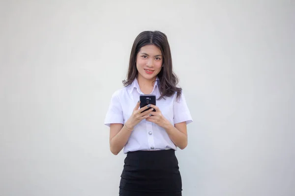 Tailandês Adulto Estudante Universidade Uniforme Bela Menina Usando Seu Telefone — Fotografia de Stock