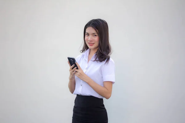 Tailandês Adulto Estudante Universidade Uniforme Bela Menina Usando Seu Telefone — Fotografia de Stock