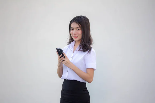 タイの成人女子大生制服美少女スマートフォンを使って — ストック写真