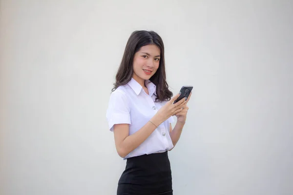 Yetişkin Öğrenci Üniforması Akıllı Telefonunu Kullanan Güzel Bir Kız — Stok fotoğraf