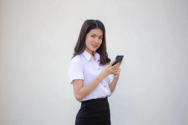 Tailandês Adulto Estudante Universidade Uniforme Bela Menina Usando Seu Telefone — Fotografia de Stock