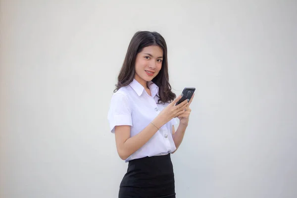 タイの成人女子大生制服美少女スマートフォンを使って — ストック写真