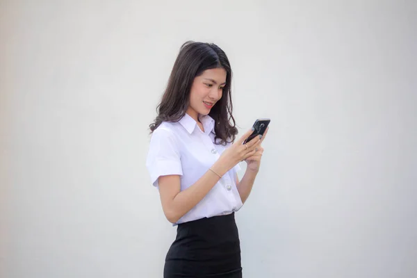 Tailandês Adulto Estudante Universidade Uniforme Bela Menina Usando Seu Telefone — Fotografia de Stock