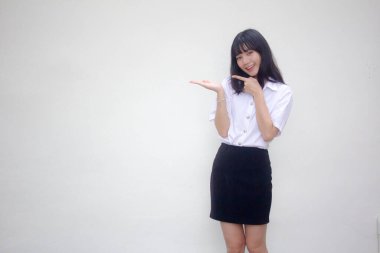 Taylandlı yetişkin üniversite üniforması güzel kız elini göster.