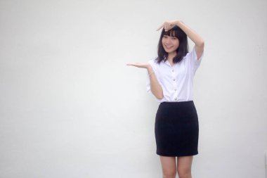 Taylandlı yetişkin üniversite üniforması güzel kız elini göster.