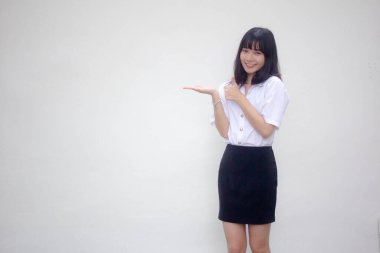 Taylandlı yetişkin üniversite üniforması güzel kız elini göster.