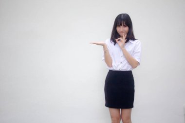 Taylandlı yetişkin üniversite üniforması güzel kız elini göster.