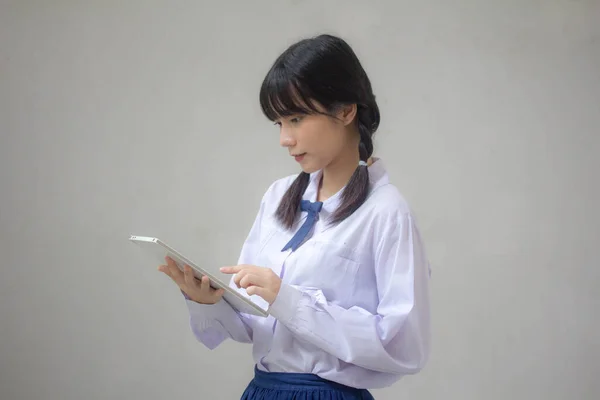 Tailandês Estudante Ensino Médio Uniforme Bela Menina Usando Seu Tablet — Fotografia de Stock