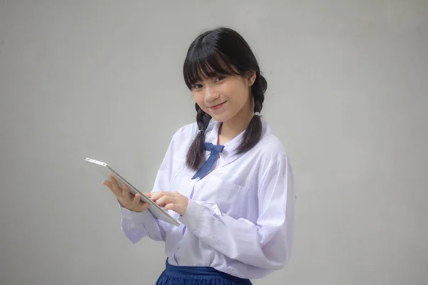 Tajskie Liceum Student Mundur Piękna Dziewczyna Pomocą Jej Tablet — Zdjęcie stockowe