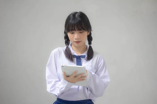泰国人高中学生制服漂亮女孩用平板电脑 — 图库照片