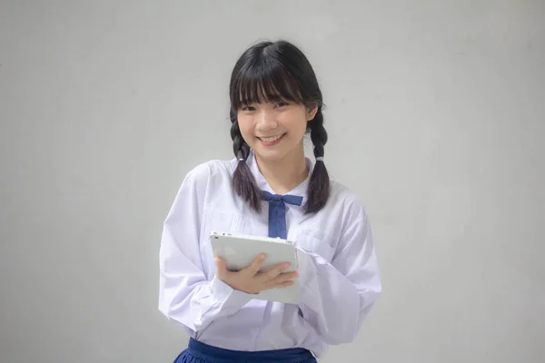 Tailandés Estudiante Secundaria Uniforme Hermosa Chica Usando Tableta —  Fotos de Stock