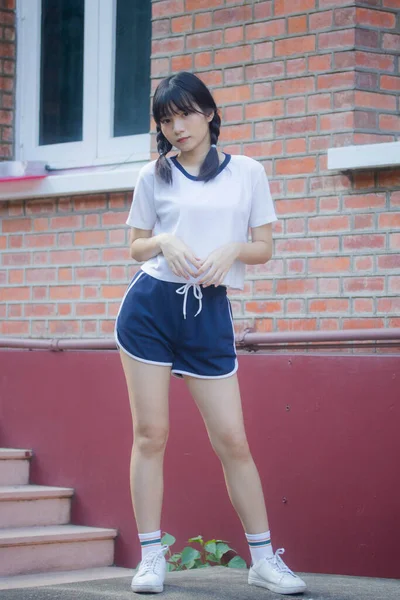 身穿日本体育校服的少女泰国人很开心 也很放松 — 图库照片