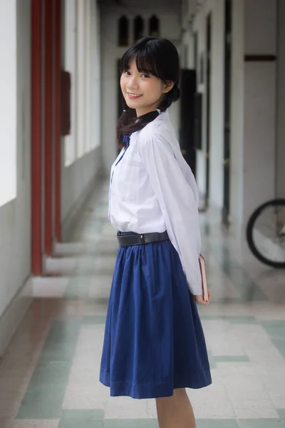 Tajski Liceum Student Mundur Nastolatek Piękne Dziewczyna Szczęśliwy Zrelaksować — Zdjęcie stockowe
