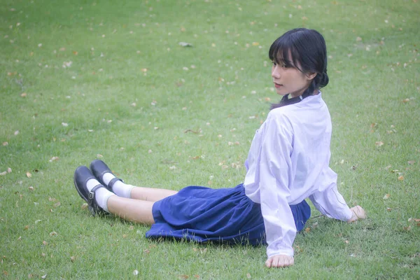 Retrato Tailandés Estudiante Secundaria Uniforme Adolescente Hermosa Chica Feliz Relajarse —  Fotos de Stock