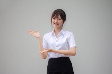 Taylandlı yetişkin öğrenci üniforması. Güzel kız işaret ediyor.