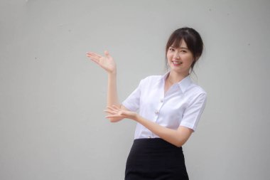 Taylandlı yetişkin öğrenci üniforması. Güzel kız işaret ediyor.