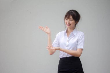 Taylandlı yetişkin öğrenci üniforması. Güzel kız işaret ediyor.