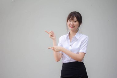 Taylandlı yetişkin öğrenci üniforması. Güzel kız işaret ediyor.