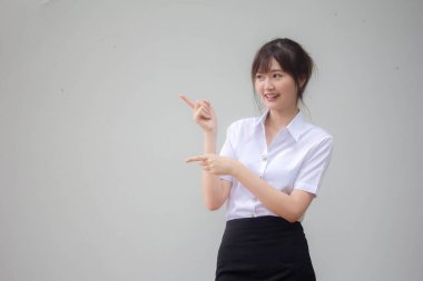 Taylandlı yetişkin öğrenci üniforması. Güzel kız işaret ediyor.