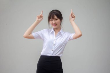 Taylandlı yetişkin öğrenci üniforması. Güzel kız işaret ediyor.