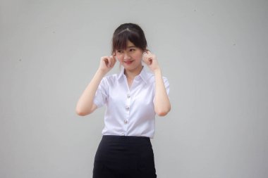 Yetişkin öğrenci üniforması. Güzel kız dinlemiyor.