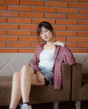 Asya Taylandlı genç Japon tişörtü. Güzel kız mutlu ve rahat.