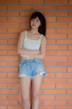 Asya Taylandlı genç Japon tişörtü. Güzel kız mutlu ve rahat.