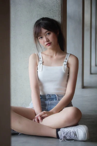 Ázsiai Thai Japán Tini Fehér Póló Szép Lány Boldog Pihenni — Stock Fotó