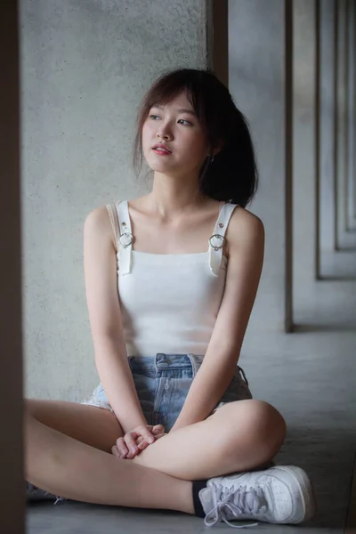 亚洲人日本青少年白衬衫漂亮女孩快乐而放松 — 图库照片