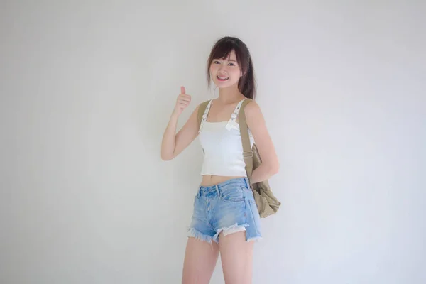 美丽的泰国女孩游客苏格兰白衬衫蓝色牛仔裤像 — 图库照片