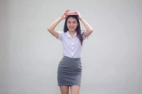 Retrato Mujer Trabajadora Tailandesa Camisa Blanca Leyendo Libro Rojo —  Fotos de Stock